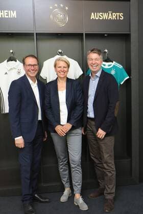 Bilder des Tages - SPORT 23.05.2017 Frankfurt am Main, DFB Zentrale Frauennationalmannschaft und Commerzbank starten TV-Kampagne zur EM in den Niederlanden Bild zeigt: Uwe Hellmann, Leiter Brand Management der Commerzbank, Doris Fitschen (DFB) und Denni Strich DFB-Direktor Marketing,