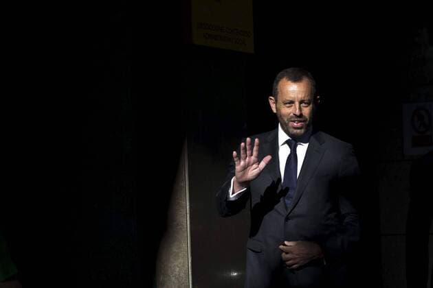 A file picture taken on 22 July 2014 shows Sandro Rosell, former president of Spanish soccer team Barcelona, waving to photographers as he arrives to the Audiencia Nacional Court in Madrid, Spain, to give evidence relating to details of the signing of Brazilian striker Neymar. Rosell has been arrested on 23 May 2017 together with other four people in a joint National Police and Civil Guard operation against money laundering. A search is going on in Barcelona, Lleida and Girona as well as in Andorra where local police are collaborating with Spanish Forces in the so called operation Rimet . According to sources from the investigation, Rosell and former president of the Brazilian Soccer Federation, Ricardo Teixeira, would be the main ringleaders. FORMER PRESIDENT OF BARCELONA FC ARRESTED !ACHTUNG: NUR REDAKTIONELLE NUTZUNG!  Copyright: xEmilioxNaranjox 20170523-636311295010042979