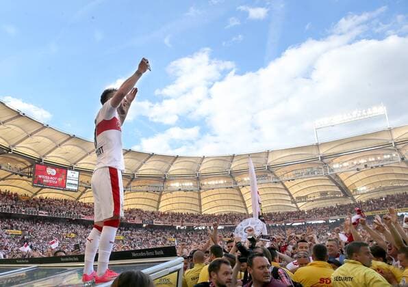 Stuttgart , Fußball 2.Bundesliga VfB Stuttgart vs. Würzburger Kickers , von links: Alexandru Maxim (VfB Stuttgart) steht auf der Trainerbank, Meisterjubel,Freude