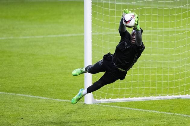 170523 Ajax malvakt Andre Onana under en fotbollsträning inför finalen av Europa League den 23 maj 2017 i Stockholm.  Copyright: ANDREASxLxERIKSSON BB170523AE045