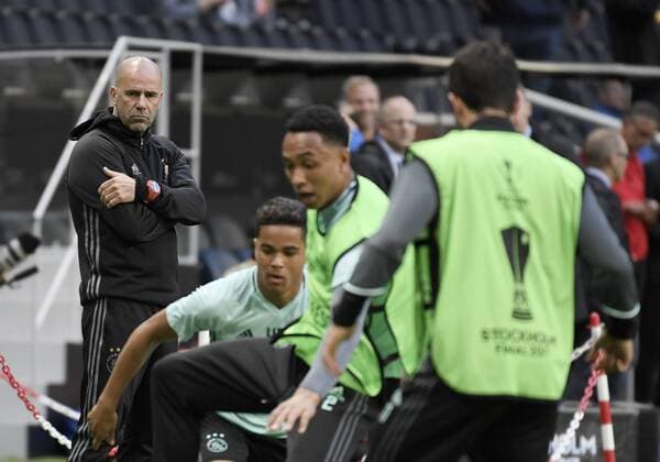 AFC Ajax tränare Peter Bosz Ajax fotbollslag tränar pa Friends Arena inför UEFA Europa League-finalen, AFC Ajax och Manchester United ManU Friends Arena, Stockholm, 2017-05-23 (c) Patrik C Österberg IBL English: AFC Ajax coach Peter Bosz Ajax football team training at Friends Arena in front of the UEFA Europa League final, AFC Ajax and Manchester United, Friends Arena, Stockholm, 2017-05-23 Ajax football team training at Friends Arena - 