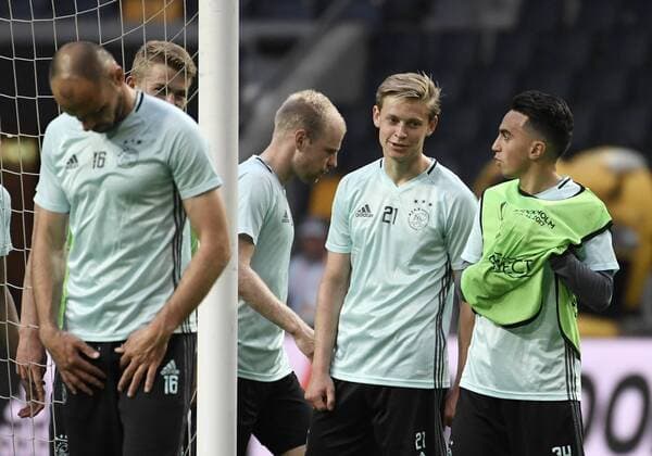 AFC Ajax nr 21, Frenkie de Jong Ajax fotbollslag tränar pa Friends Arena inför UEFA Europa League-finalen, AFC Ajax och Manchester United ManU Friends Arena, Stockholm, 2017-05-23 (c) Patrik C Österberg IBL English: AFC Ajax nr 21, Frenkie de Jong Ajax football team training at Friends Arena in front of the UEFA Europa League final, AFC Ajax and Manchester United, Friends Arena, Stockholm, 2017-05-23 Ajax football team training at Friends Arena - 