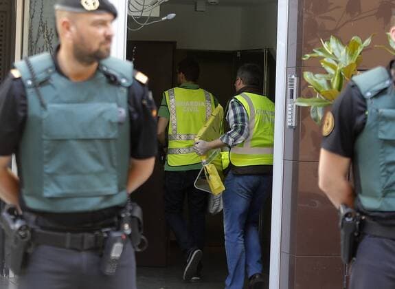 La policia detiene A Sandro Rosell en su domicilio. The police arrests former Barcelona president Sandro Rosell. xFrancescxAdelantadox 
