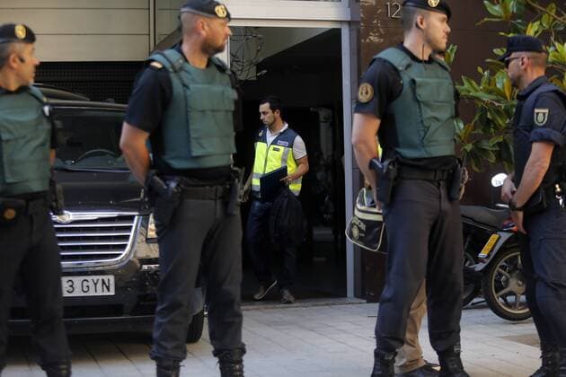La policia detiene A Sandro Rosell en su domicilio. The police arrests former Barcelona president Sandro Rosell. xFrancescxAdelantadox 