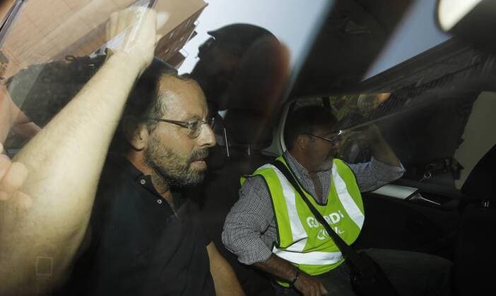 La policia detiene A Sandro Rosell en su domicilio. The police arrests former Barcelona president Sandro Rosell. xFrancescxAdelantadox 