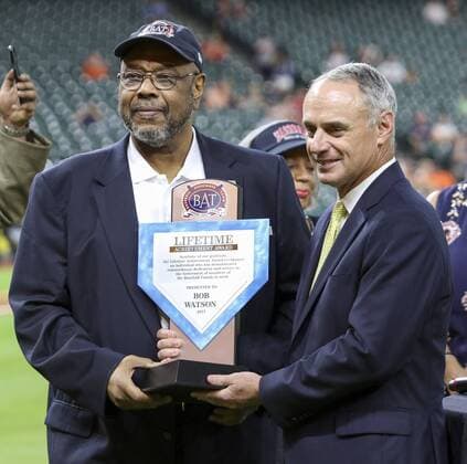 May 23, 2017: Houston Astros legend Bob Watson receives the BAT Lifetime Achievement award from MLB Baseball Herren USA commissioner Rob Manfred prior to the start of the MLB game between the Detroit Tigers and the Houston Astros at Minute Maid Park in Houston, TX. CSM. MLB 2017: Tigers vs Astros May 23 - ZUMAc04_ 20170523_zaf_c04_077 Copyright: xJohnxGlaserx
