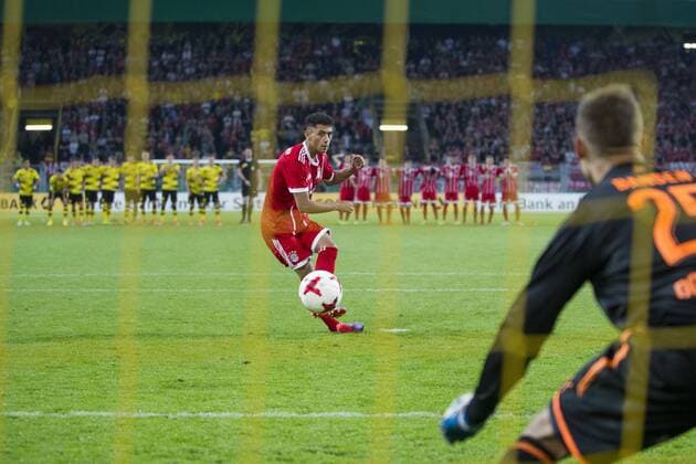 Yousef EMGHAMES (M) verwandelt seinen Schuss im Elfmeterschiessen, Aktion, Fussball A-Junioren-Bundesliga, Finale, Borussia Dortmund (DO) - FC Bayern Muenchen (M) 8:7 i.E. am 22.05.2016 in Dortmund Deutschland. Â