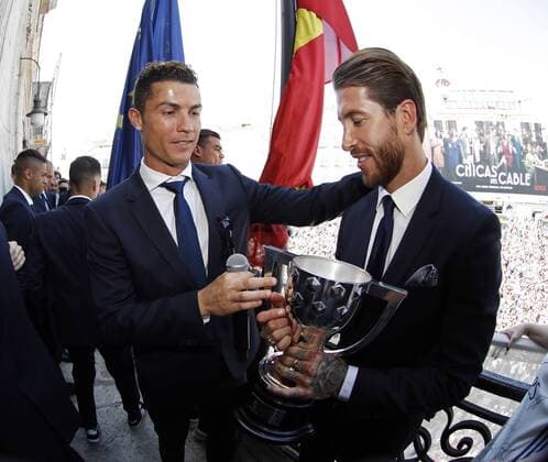 Madrid, Spain 22.05.2017, Spieler und Fans feiern den 33 Meistertitel von Real Madrid, Cristiano Ronaldo (Real Madrid) und Sergio Ramos (Real Madrid) mit dem Pokal ( DeFodi520
