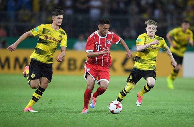 Fussball Deutsche A-Junioren-Meisterschaft Finale in Dortmund Borussia Dortmund - FC Bayern Muenchen 22.05.2017 Yousef Emghames (Mitte, FC Bayern Muenchen) gegen Jan-Niklas Beste (li, Borussia Dortmund) und Alexander Laukart (li, Borussia Dortmund) 