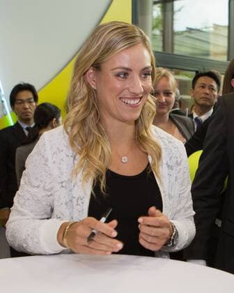 Tennis Profi ANGELIQUE KERBER (GER) bei einem Sponsoren Termin in Muenchen,schreibt Autogramme. Juergen Hasenkopf