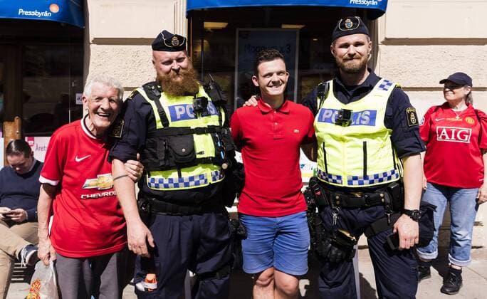 Themen der Woche - SPORT Bilder des Tages - SPORT Stockholm, 24.05.2017 Manchester Fans verbrüder sich mit der Polizei Ajax Amsterdam - Manchester United ManU