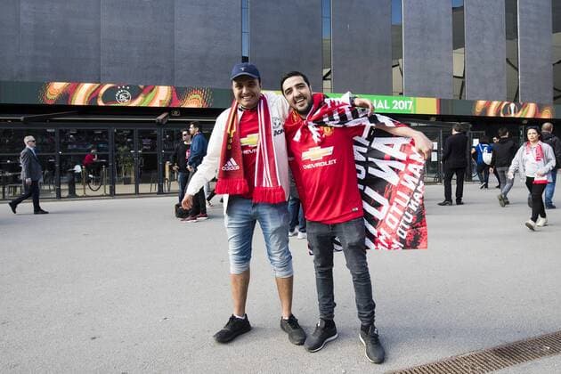 170524 Tva supportrar till Manchester United ManU utanför arenan innan finalen i Europa League mellan Ajax och Manchester United den 24 maj 2017 i Stockholm.  Copyright: ANDREASxLxERIKSSON BB170524AE003