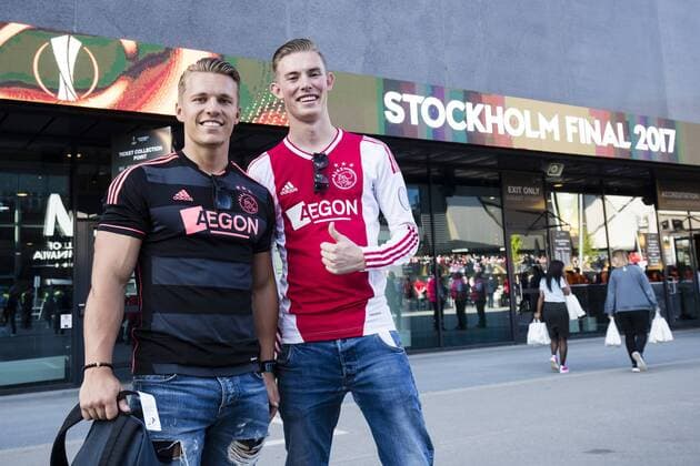 170524 Tva supportrar till Ajax utanför arenan innan finalen i Europa League mellan Ajax och Manchester United ManU den 24 maj 2017 i Stockholm.  Copyright: ANDREASxLxERIKSSON BB170524AE004