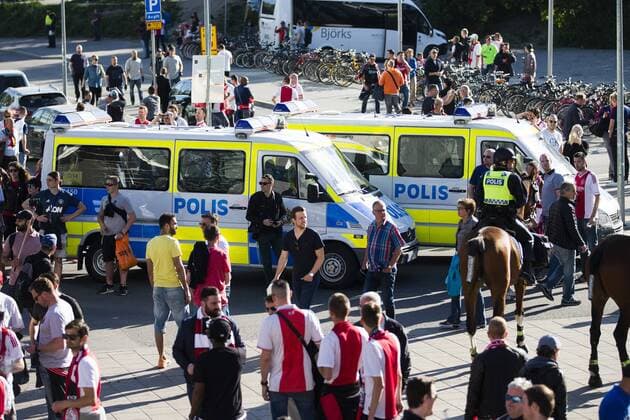 170524 Polisbilar utanför arenan innan finalen i Europa League mellan Ajax och Manchester United ManU den 24 maj 2017 i Stockholm.  Copyright: ANDREASxLxERIKSSON BB170524AE021