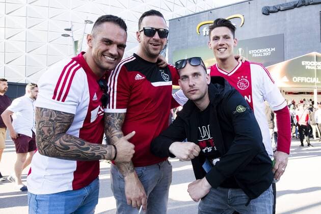 170524 Supportrar till Ajax utanför arenan innan finalen i Europa League mellan Ajax och Manchester United ManU den 24 maj 2017 i Stockholm.  Copyright: ANDREASxLxERIKSSON BB170524AE025