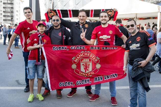 170524 En grupp Manchester United ManU supportrar utanför arenan inför finalen i Europa League mellan Ajax och Manchester United den 24 maj 2017 i Stockholm.  Copyright: LUDVIGxTHUNMAN BB170524LT001
