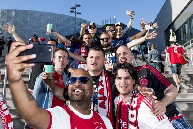 170524 En grupp Manchester United ManU supportrar poserar för en selfie inför finalen i Europa League mellan Ajax och Manchester United den 24 maj 2017 i Stockholm.  Copyright: LUDVIGxTHUNMAN BB170524LT008