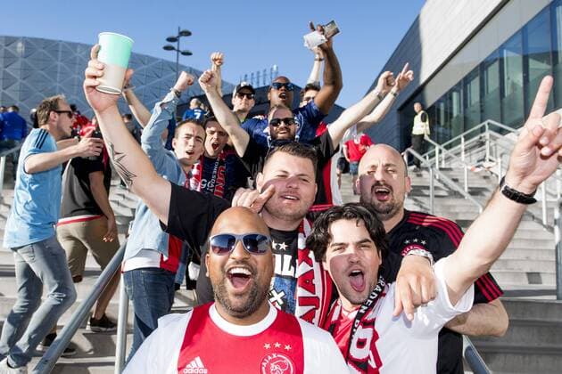 170524 En grupp Manchester United ManU supportrar poserar för en selfie inför finalen i Europa League mellan Ajax och Manchester United den 24 maj 2017 i Stockholm.  Copyright: LUDVIGxTHUNMAN BB170524LT010