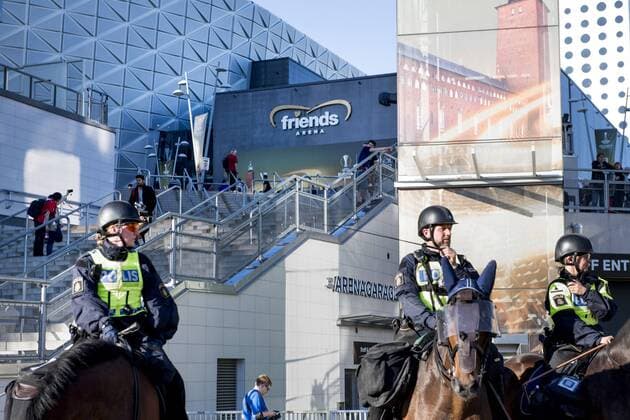 170524 Poliser pa hästar bevakar när publiken anländer till finalen i Europa League mellan Ajax och Manchester United ManU den 24 maj 2017 i Stockholm.  Copyright: LUDVIGxTHUNMAN BB170524LT013