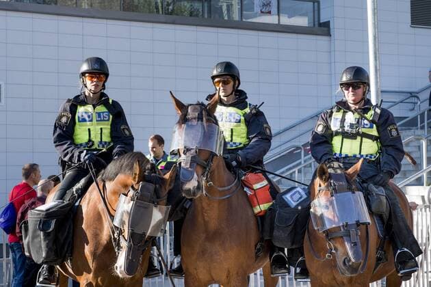 170524 Poliser pa hästar bevakar när publiken anländer till finalen i Europa League mellan Ajax och Manchester United ManU den 24 maj 2017 i Stockholm.  Copyright: LUDVIGxTHUNMAN BB170524LT015
