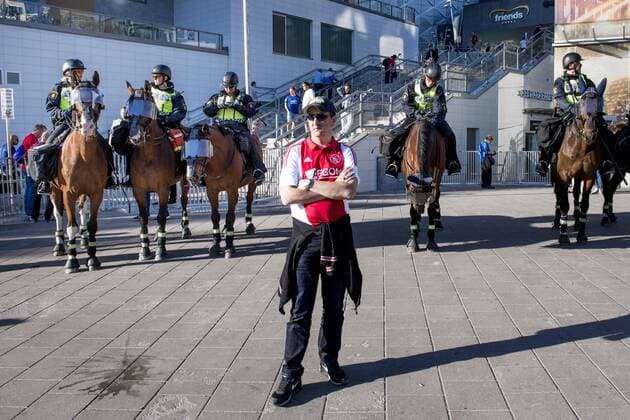 170524 En ensam Ajax supporter framför fem poliser pa hästar bevakar när publiken anländer till finalen i Europa League mellan Ajax och Manchester United ManU den 24 maj 2017 i Stockholm.  Copyright: LUDVIGxTHUNMAN BB170524LT017