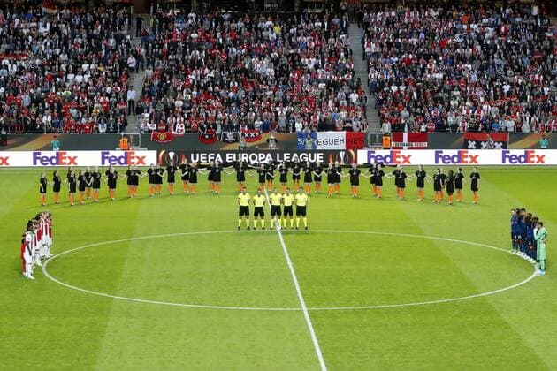 170524 Manchester Uniteds och Ajax spelare i en tyst minut för att hedra offren fran Manchester under finalen i Europa League mellan Ajax och Manchester United ManU den 24 maj 2017 i Stockholm.  Copyright: ANDREASxLxERIKSSON BB170524AE041