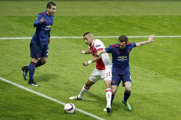 170524 Manchester Uniteds Henrikh Mkhitaryan och Juan Mata i kamp med Ajax Hakim Ziyech under finalen i Europa League mellan Ajax och Manchester United ManU den 24 maj 2017 i Stockholm.  Copyright: ANDREASxLxERIKSSON BB170524AE042