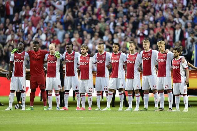 170524 Ajax spelare under en tyst minut för offren fran Manchester inför finalen i Europa League mellan Ajax och Manchester United ManU den 24 maj 2017 i Stockholm.  Copyright: JOHANNAxLUNDBERG BB170524JL003