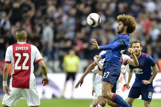 170524 Manchester Uniteds Marouane Fellaini tar ner bollen under finalen i Europa League mellan Ajax och Manchester United ManU den 24 maj 2017 i Stockholm.  Copyright: JOHANNAxLUNDBERG BB170524JL004