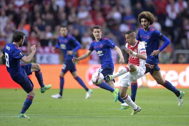 170524 Manchester Uniteds Juan Mata och Marouane Fellaini utmanas av Ajax Hakim Ziyech under finalen i Europa League mellan Ajax och Manchester United ManU den 24 maj 2017 i Stockholm.  Copyright: JOELxMARKLUND BB170524JM006