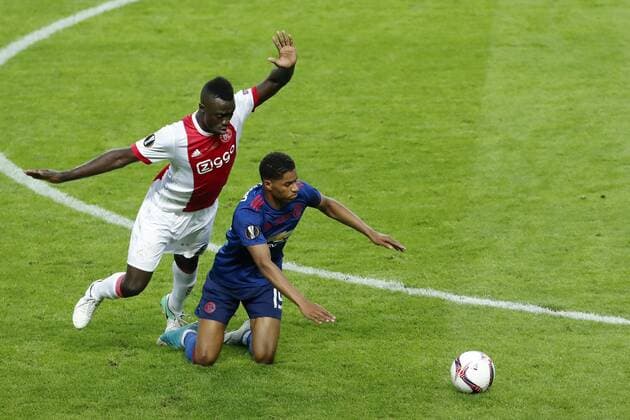 170524 Ajax Davinson Sanchez och Manchester Uniteds Marcus Rashford i närkamp under finalen i Europa League mellan Ajax och Manchester United ManU den 24 maj 2017 i Stockholm.  Copyright: ANDREASxLxERIKSSON BB170524AE049