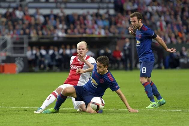 170524 Ajax Davy Klaassen och Manchester Uniteds Ander Herrera i närkamp under finalen i Europa League mellan Ajax och Manchester United ManU den 24 maj 2017 i Stockholm.  Copyright: JOHANNAxLUNDBERG BB170524JL006