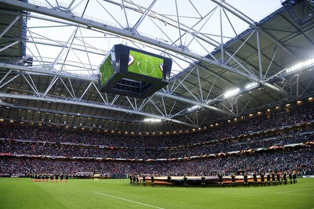 170524 Publik och spelare i en tyst minut pa grund av attacken i Manchester tidigare i veckan under finalen i Europa League mellan Ajax och Manchester United ManU den 24 maj 2017 i Stockholm.  Copyright: JOELxMARKLUND BB170524JM012