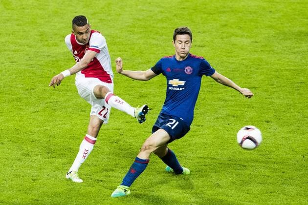 170524 Ajax Hakim Ziyech och Manchester Uniteds Ander Herrera under finalen i Europa League mellan Ajax och Manchester United ManU den 24 maj 2017 i Stockholm.  Copyright: ANDREASxLxERIKSSON BB170524AE059