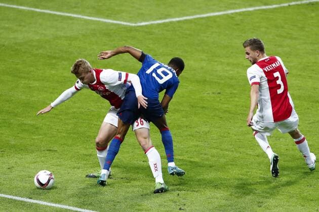 170524 Ajax JoÃ«l Veltman ser Matthijs de Ligt och Manchester Uniteds Marcus Rashford i närkamp under finalen i Europa League mellan Ajax och Manchester United ManU den 24 maj 2017 i Stockholm.  Copyright: ANDREASxLxERIKSSON BB170524AE060