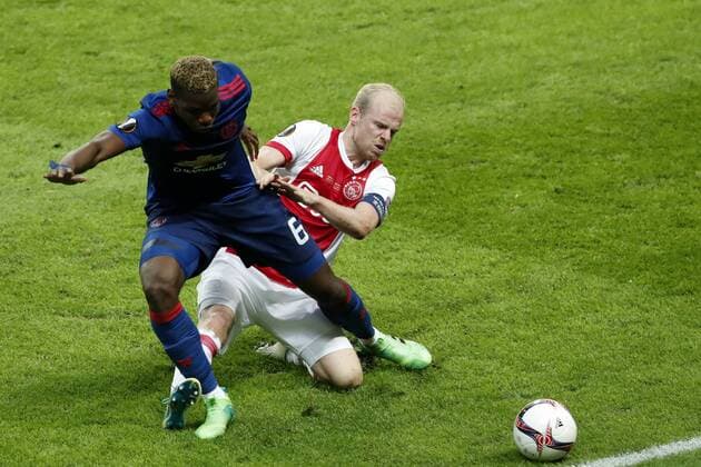 170524 Manchester Uniteds Paul Pogba och Ajax Davy Klaassen i närkamp under finalen i Europa League mellan Ajax och Manchester United ManU den 24 maj 2017 i Stockholm.  Copyright: ANDREASxLxERIKSSON BB170524AE061