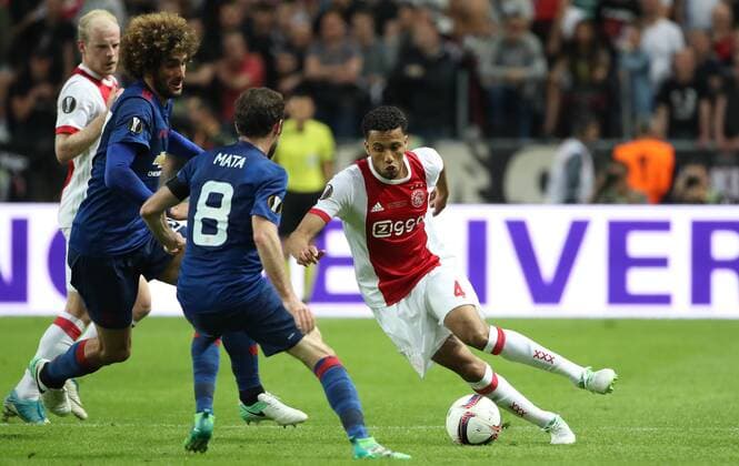 Bilder des Tages - SPORT SOCCER - UEFA EL, Ajax vs Manchester SOLNA,SWEDEN,24.MAY.17 - SOCCER - UEFA Europa League, final, Ajax Amsterdam vs Manchester United ManU Image shows Ander Herrera, Juan Mata (Manchester) and Jairo Riedewald (Ajax). GEPAxpictures xAndreasxPranter