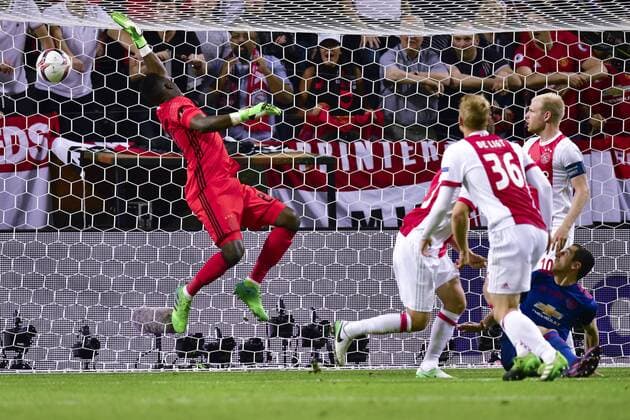 170524 Ajax malvakt Andre Onana ser bollen ga i mal da Manchester Uniteds Henrikh Mkhitaryan gör 0-2-malet under finalen i Europa League mellan Ajax och Manchester United ManU den 24 maj 2017 i Stockholm.  Copyright: LUDVIGxTHUNMAN BB170524LT053