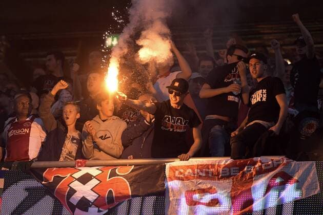 170524 Ajax supportrar eldar bengaler under finalen i Europa League mellan Ajax och Manchester United ManU den 24 maj 2017 i Stockholm.  Copyright: JOELxMARKLUND BB170524JM014