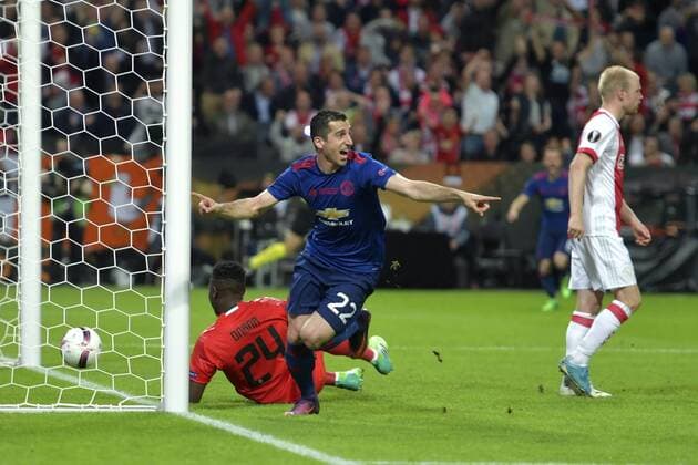 170524 Ajax malvakt Andre Onana deppar medan Manchester Uniteds Henrikh Mkhitaryan jublar efter att han gjort 0-2-malet under finalen i Europa League mellan Ajax och Manchester United ManU den 24 maj 2017 i Stockholm.  Copyright: JOHANNAxLUNDBERG BB170524JL010