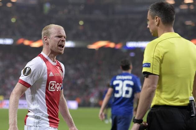 170524 Ajax Davy Klaassen reagerar mot assisterande domaren under finalen i Europa League mellan Ajax och Manchester United ManU den 24 maj 2017 i Stockholm.  Copyright: JOELxMARKLUND BB170524JM017