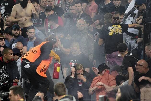 170524 En funktionär släcker en bengal bland publiken under finalen i Europa League mellan Ajax och Manchester United ManU den 24 maj 2017 i Stockholm.  Copyright: LUDVIGxTHUNMAN BB170524LT055