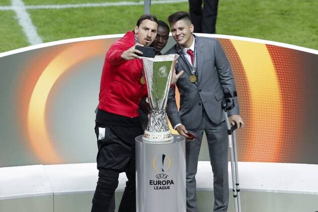 170524 Manchester Uniteds Zlatan Ibrahimovic tar en selfie med lagkamrater framför pokalen efter vinsten i finalen i Europa League mellan Ajax och Manchester United ManU den 24 maj 2017 i Stockholm.  Copyright: ANDREASxLxERIKSSON BB170524AE068