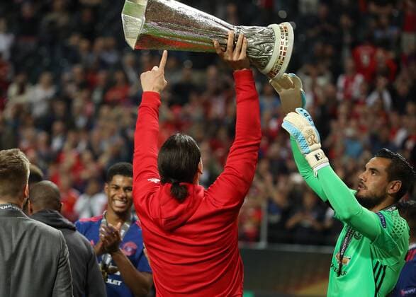 SOCCER - UEFA EL, Ajax vs Manchester SOLNA,SWEDEN,24.MAY.17 - SOCCER - UEFA Europa League, final, Ajax Amsterdam vs Manchester United ManU Image shows Zlatan Ibrahimovic and Sergio Romero (Manchester). Keywords: trophy. GEPAxpictures xAndreasxPranter