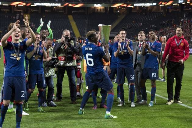 170524 Manchester Uniteds Paul Pogba jublar och lyfter pokalen framför Zlatan Ibrahimovic och andra lagkamrater efter vinsten i finalen i Europa League mellan Ajax och Manchester United ManU den 24 maj 2017 i Stockholm.  Copyright: JOELxMARKLUND BB170524JM042