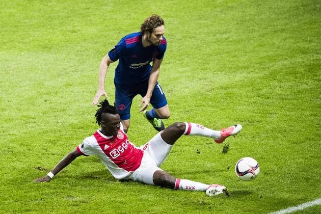170524 Ajax Bertrand Traore och Manchester Uniteds Daley Blind under finalen i Europa League mellan Ajax och Manchester United ManU den 24 maj 2017 i Stockholm.  Copyright: ANDREASxLxERIKSSON BB170524AE095