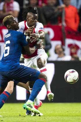 170524 Manchester Uniteds Paul Pogba i kamp om bollen med Ajax Bertrand Traore under finalen i Europa League mellan Ajax och Manchester United ManU den 24 maj 2017 i Stockholm.  Copyright: LUDVIGxTHUNMAN BB170524LT093