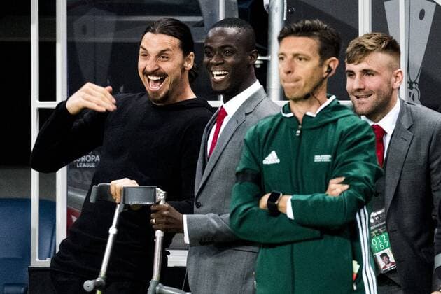170524 Manchester Uniteds Zlatan Ibrahimovic skrattar med lagkamraterna pa sidlinjen under finalen i Europa League mellan Ajax och Manchester United ManU den 24 maj 2017 i Stockholm.  Copyright: LUDVIGxTHUNMAN BB170524LT098
