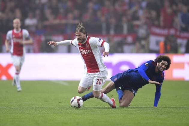 170524 Ajax Lasse Schöne glidtacklat av Manchester Uniteds Marouane Fellaini under finalen i Europa League mellan Ajax och Manchester United ManU den 24 maj 2017 i Stockholm.  Copyright: JOELxMARKLUND BB170524JM058