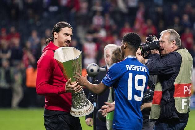 170524 Manchester Uniteds Zlatan Ibrahimovic lämnar över pokalen till Marcus Rashford under finalen i Europa League mellan Ajax och Manchester United ManU den 24 maj 2017 i Stockholm.  Copyright: JOHANNAxLUNDBERG BB170524JL054